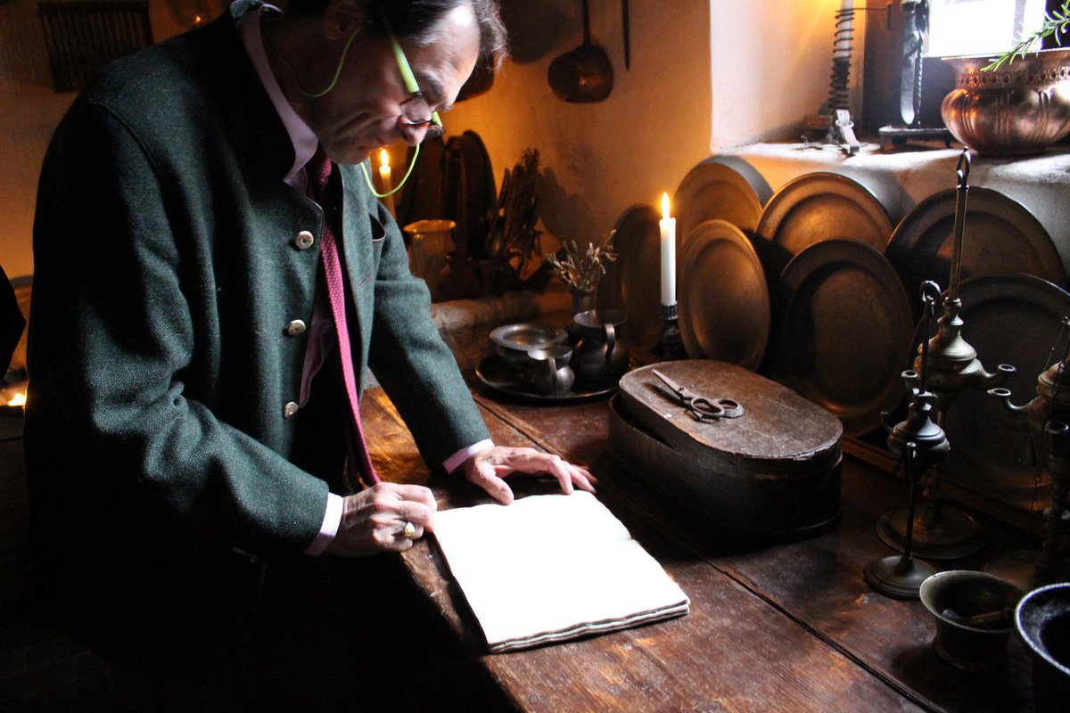 Momenti di #castelliaperti edizione autunnale. 
Alla casaforte La Brunelde di #Fagagna Maurizio Grattoni d'Arcano mostra ai visitatori curiosi attrezzi da cucina e antichi ricettari @FVGlive <a href="/igersfvg/">Instagramers FVG</a> #FriuliVeneziaGiulia #castelli