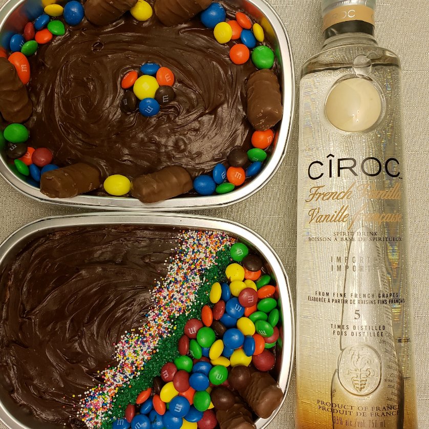 SapphireSteamy's tweet photo. #FrenchVanillaCIROC with WEED BROWNIES #SteamysKitchen KUSH BROWNIES #Brownies #weedbrownies #cannabis #CookWithCannabis #WeedCake #KushKakes #KushCakes #Weedbites #edibles #vegan #vegetarian #stonerchicks #ganja #bobmarley #kush #eats https://t.co/treIddR2Dv
