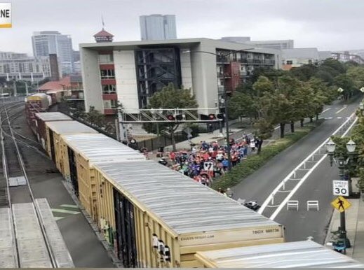 BonnieSilkman's tweet photo. Runners from all over the country were blocked for more than 20 minutes by a surprise train during #Portlandathon - a Boston Marathon qualifier. Organizers say no trains were supposed to pass through & the wait impacted hundreds of runners. #fox12 #portland https://t.co/0Cc67uOlhW