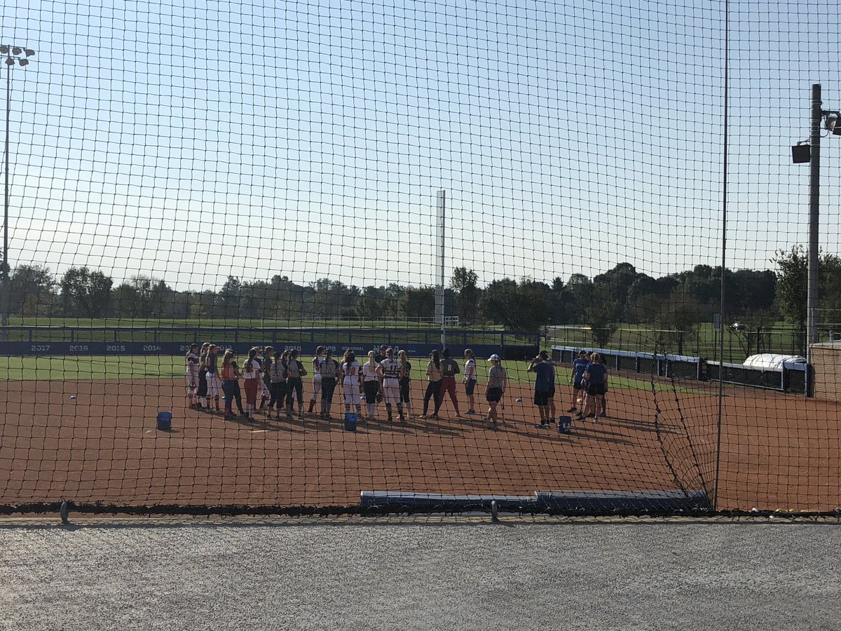 AudreyRijo's tweet photo. Missed her first ever homecoming 💃🏼 to instead be traveling 🚘, early morning wake ups ⏰ to be 💦 on the ball field in 85 degree Kentucky heat! #dedication
#Fortheloveofthegame
#KYway⚾️ https://t.co/oBeTHYqYQ6