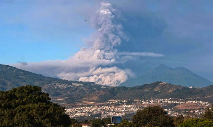 El volcán de Fuego, ubicado entre los Departamentos de Sacatepéquez, Escuintla y Chimaltenango; aproximadamente a 50 kilómetros de la ciudad de Guatemala tuvo su segunda erupción del año 2018 el día 3 de junio. goo.gl/og5XBe