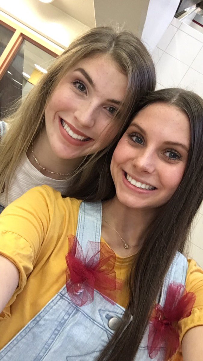 reychel_d's tweet photo. #dpvslp 🏈💛 🤟🏼🦌 https://t.co/yOm5Aqk8AV