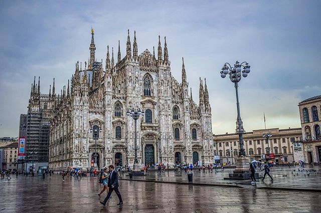 earthtrippers's tweet photo. Duomo’s Square in Milan🇮🇹 #europe #europetravel #europephotography #naturephotography #photography #buildings #architecture #architecturephotography #whitecathedral #cathedral #milan #milano #milanotoday #milanocity #duomosquaremilan #italy #bestinitaly #italian_trips #italian_ci https://t.co/7uId58ZEAw