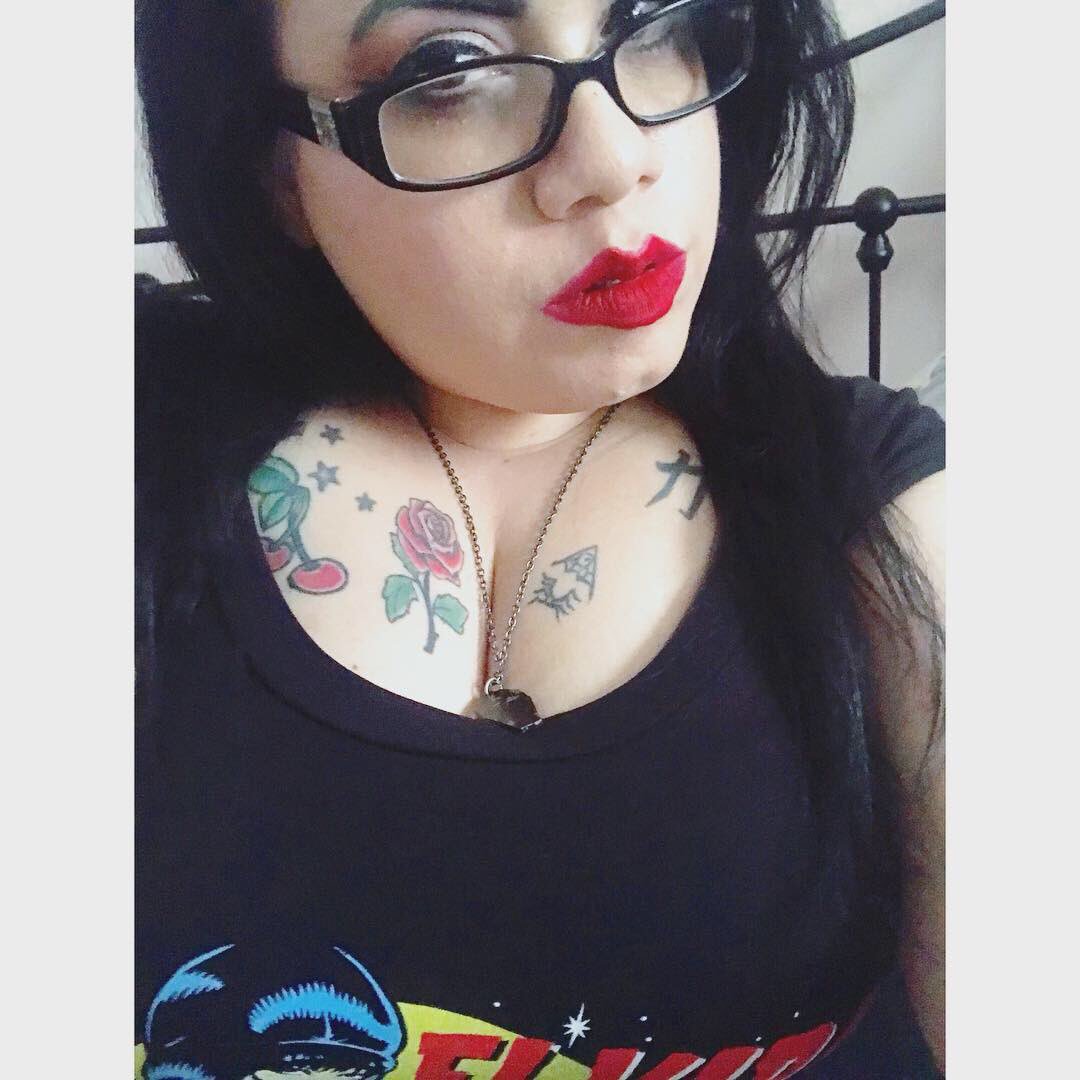 misssnowwhitexx's tweet photo. Wearing my @TheRealElvira Shirt by @Kreepsville666 β€οΈπΉπ₯° #elviramistressofthedark #elvira #kreepsville666 #gothgirls #goththick https://t.co/TZh3HRD75Q