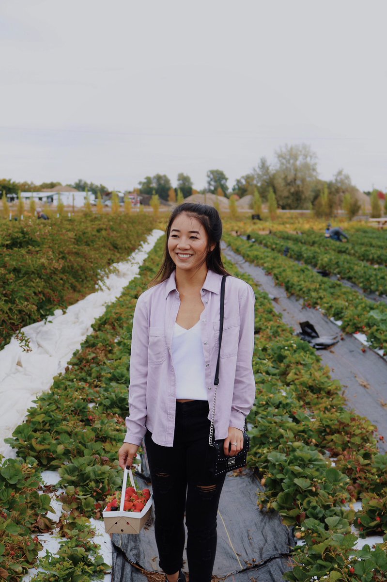 michaela_fk's tweet photo. Strawberries in one hand &amp; my Express stadium bag in the other.  What could be a better combo?  @express #expressu #expresspartner https://t.co/vseD4xiblT