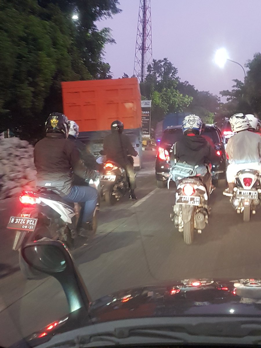 umifidh's tweet photo. Truk pengangkut material rehab trotoar penyebab macet panjang di tanjakan UI @TMCPoldaMetro https://t.co/Hwj4MEYpaj