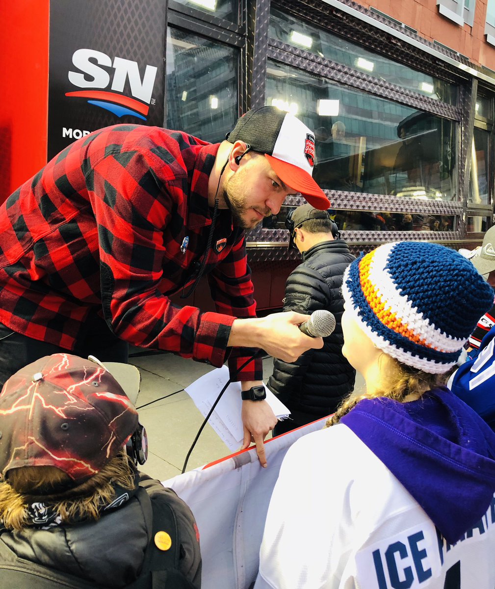 Trivia fun @hometownhockey_ with Pirates taking in the fun!