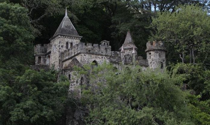 Conoce el castillo del lago de Amatitlán que ha sido escenario de películas. Vea mas en: goo.gl/9f1Akf