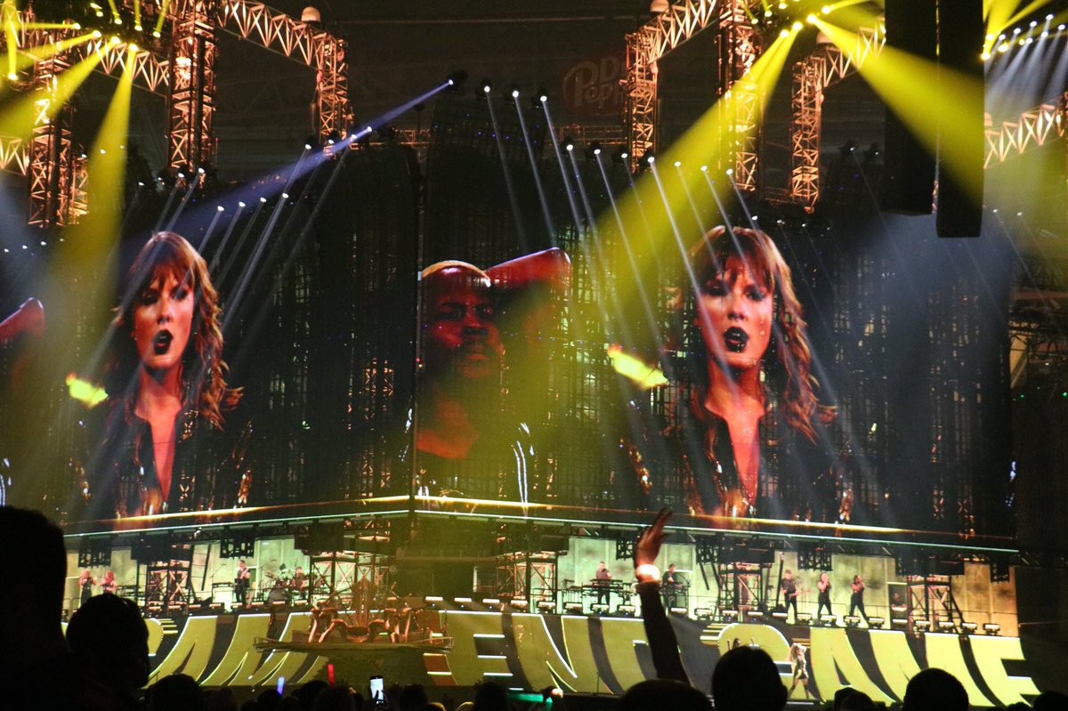 taylornation13's tweet photo. RETWEET to vote #TaylorSwift #reputationTour for #PCAs #TheConcertTour! https://t.co/cp06YP1GsF