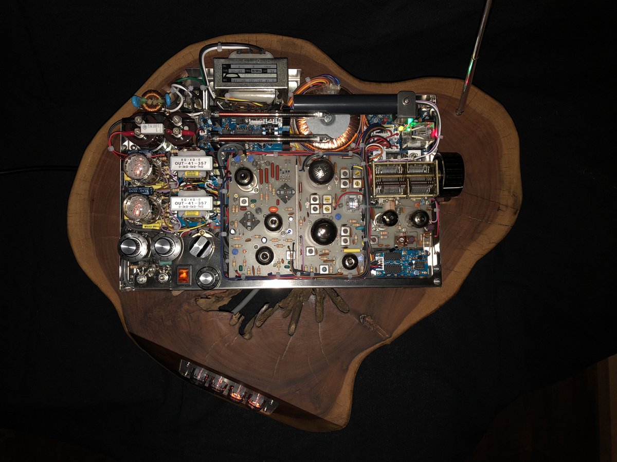 artistic_radio's tweet image. 昨年10月から製作していたWalnut Radioが大安吉日の昨日完成しました。一年間の様々な出来事が頭の中を走馬灯のように駆け巡ります。これまで僕と遊んでくれたクルミの木と数々のパーツたち、そして何より応援していただいたフォロワーの皆さんに、心より感謝の気持ちを込めてこの写真を贈ります。