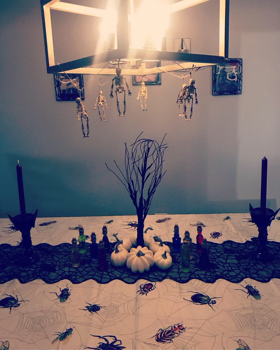MissyCaban's tweet photo. Did a little more decorating today! 🎃🦇#HalloweenDecor #HomeownerFun https://t.co/5yQMNqpva3