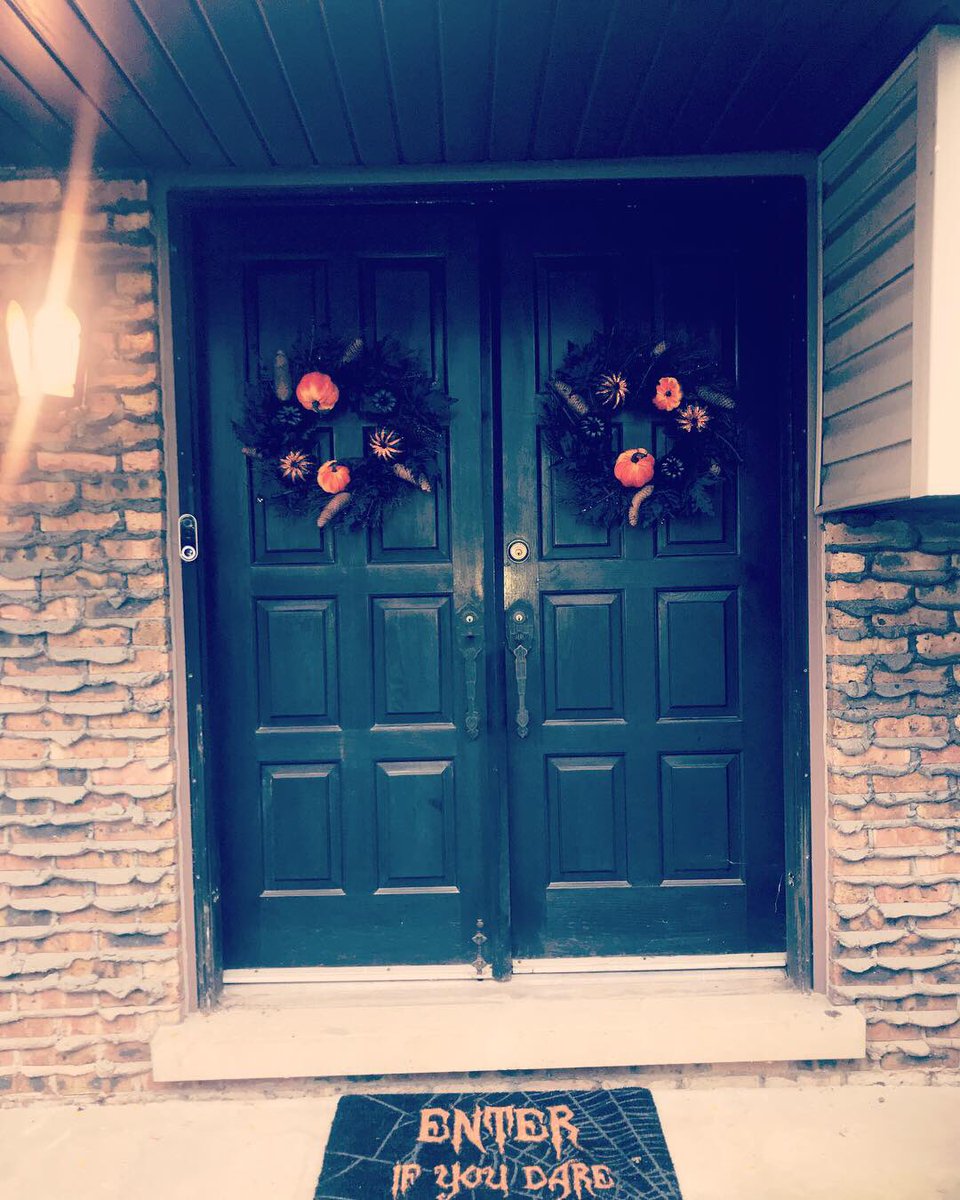 MissyCaban's tweet photo. Did a little more decorating today! 🎃🦇#HalloweenDecor #HomeownerFun https://t.co/5yQMNqpva3