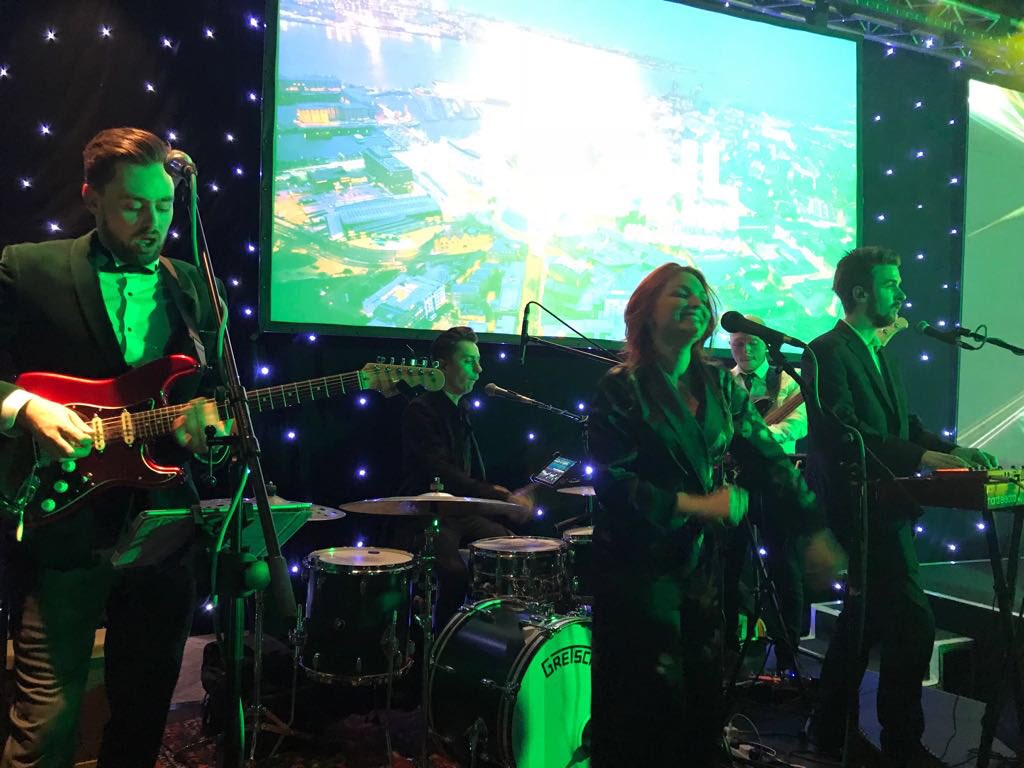 ⁦<a href="/FlynnandTonics/">Flynn & Tonics</a>⁩ rocking it at ⁦<a href="/liverpoolretail/">Echo Retail Awards</a>⁩ #lplretail18 everyone is on the dancefloor! 💃💃 Congrats all winners tonight 👏🏻👏🏻