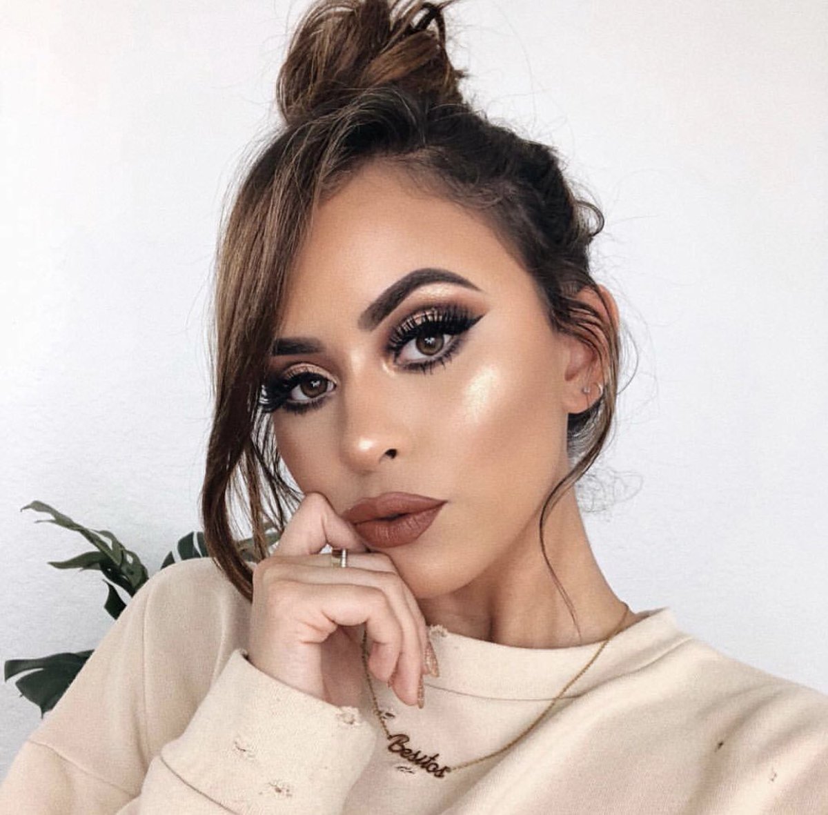 GerardCosmetics's tweet photo. Falling for these fall lips 👄 🍂 @valelorenbeauty used Mudslide Lip Pencil on her pout 🍁 Shop $5 lip pencils with code LIPPIE💸 They make the most luxurious stocking stuffers 🎄 #gerardcosmetics #gclove #motd #makeupartist #makeuplife https://t.co/337Sz7O6pW