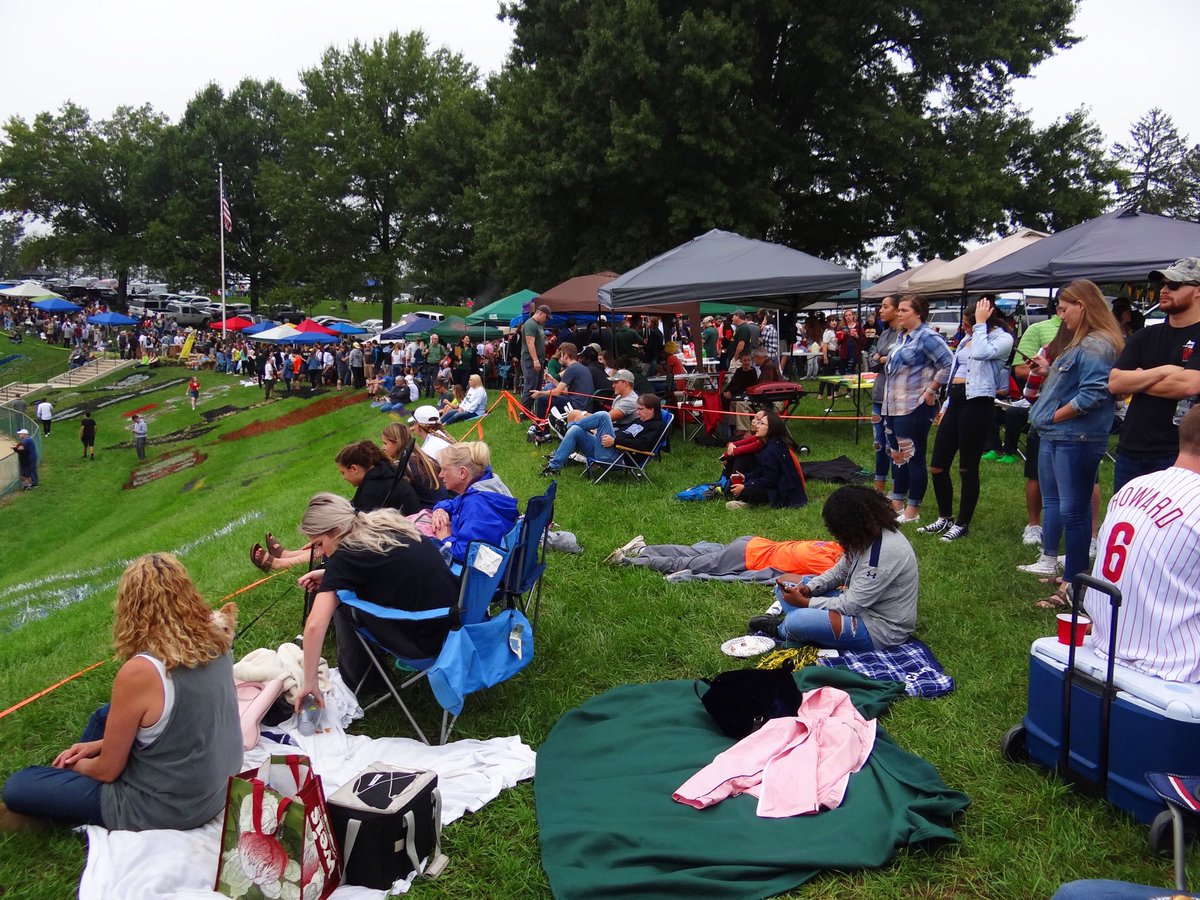 McDaniel_WBB's tweet photo. Thank you to everyone who joined us on the hill for our annual Homecoming tailgate! It was so much fun having everyone together! ππͺπβΊοΈπSee our Facebook for more pictures! We hope to have you all back and more for next year! #mcdanielfootball #GTWB #getonthehill #centconf https://t.co/opqztnElpf