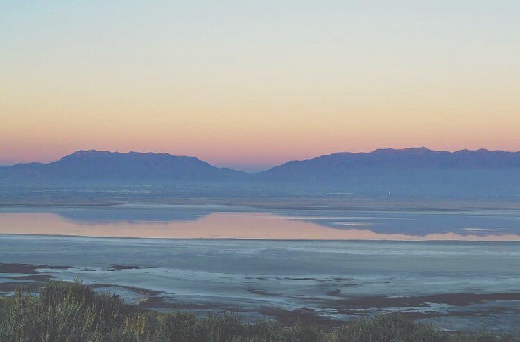 Today’s #SundaySunsets is from a hike we did on #AntelopeIsland in the middle of the Great Salt Lake! Dusk rewarded us with this hazy sunset as we finished the trek.✨@always5star @RoarLoudTravel @traveling1223 @WAVEJourney @AdventureCrtrs @VisitUtah