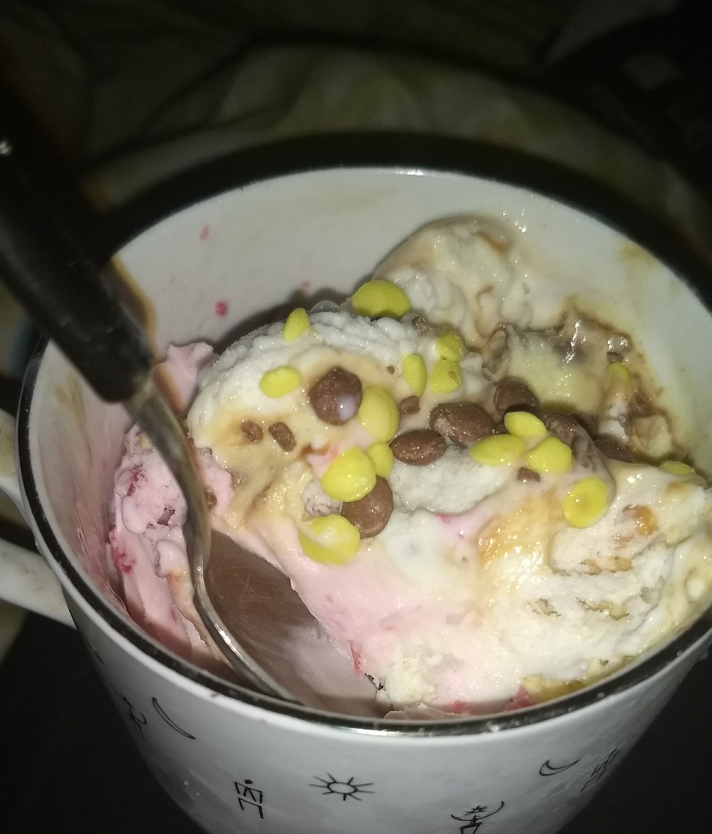 MiguezCatalina's tweet photo. Para terminar el domingo.... #Matilda &amp; #Helado #AdiosFinde😎 https://t.co/N0Lz2oenB0