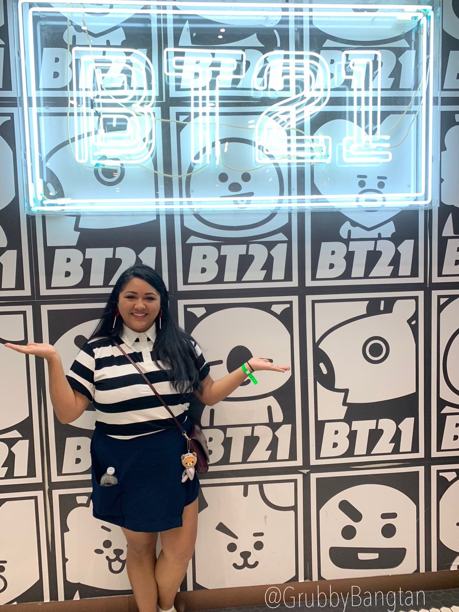 grubbyBangtan's tweet photo. The smile of a girl who spent $300 at the Line Friends store lol NO REGRETS SISTER #BT21 #bts #LinefriendsNY #BTSXCITIFIELD #shooky #rj #mang #BTSARMY #timessquare #bangtanboys https://t.co/yBHcVk4O0E