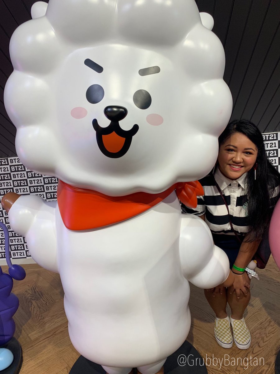 grubbyBangtan's tweet photo. The smile of a girl who spent $300 at the Line Friends store lol NO REGRETS SISTER #BT21 #bts #LinefriendsNY #BTSXCITIFIELD #shooky #rj #mang #BTSARMY #timessquare #bangtanboys https://t.co/yBHcVk4O0E