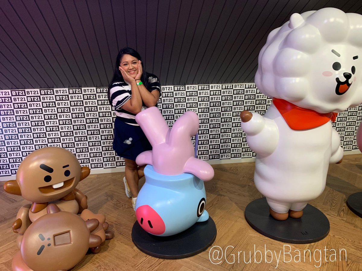grubbyBangtan's tweet photo. The smile of a girl who spent $300 at the Line Friends store lol NO REGRETS SISTER #BT21 #bts #LinefriendsNY #BTSXCITIFIELD #shooky #rj #mang #BTSARMY #timessquare #bangtanboys https://t.co/yBHcVk4O0E