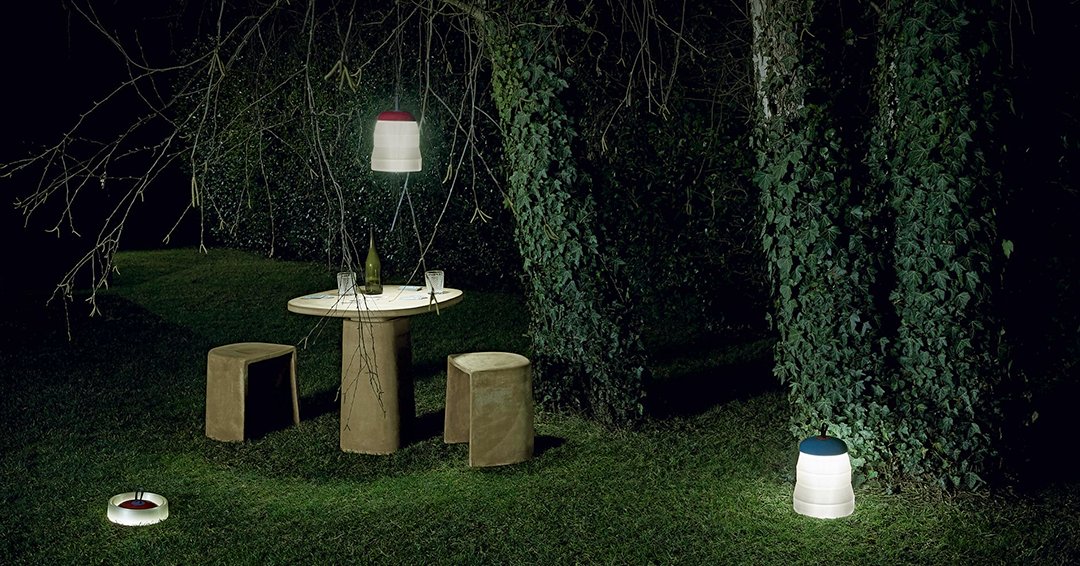 #DiseñoYVersatilidad
Una excursión fuera de la ciudad. El canto de las cigarras en el aire. Un
picnic con el mantel de cuadros sobre la hierba. Esta es la atmósfera alegre y despreocupada que evoca Cri Cri. Una lámpara sin cable diseñada
por Studio Natural y Foscarini.