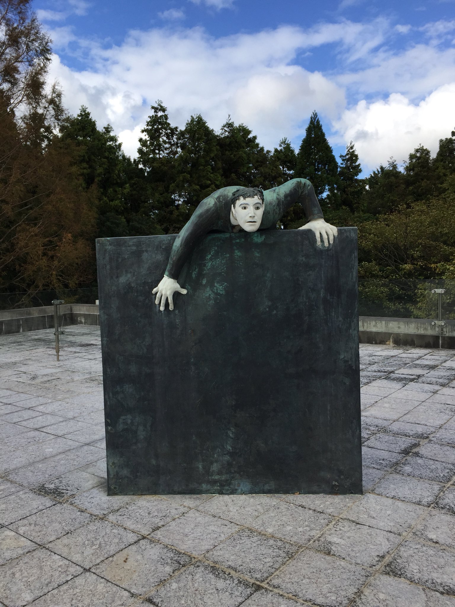 ট ইট র つなちゃん 静岡県は三島市にあります クレマチスの丘 クレマチスガーデン ヴァンジ彫刻庭園美術館 に行ってきました 広い庭園に彫刻があるのはなかなかどうして新鮮で 数年に一度のペースで足を運んでいます W 緑と彫刻が ワンダと巨像
