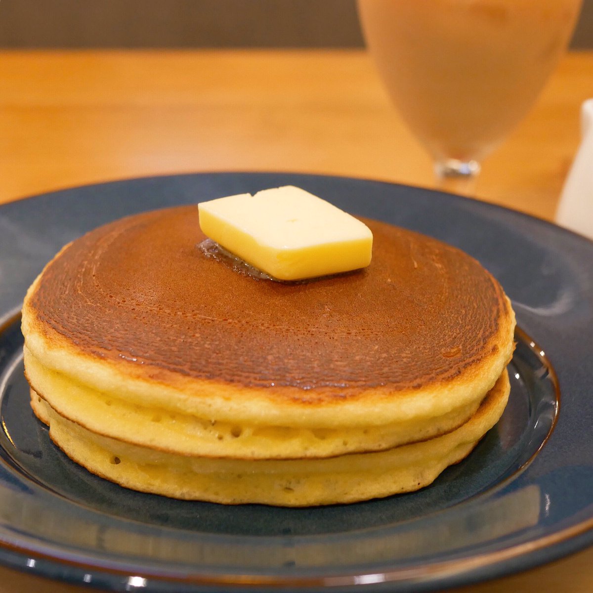 あき A Twitter 新宿御苑前の鶴と私の恩返しでホットケーキドリンクセット こんがり焼かれた どら焼きのような懐かしいホットケーキ メープルではなく黒みつをかけていただきます 新宿御苑前近くでドリンク込み780円とリーズナブル