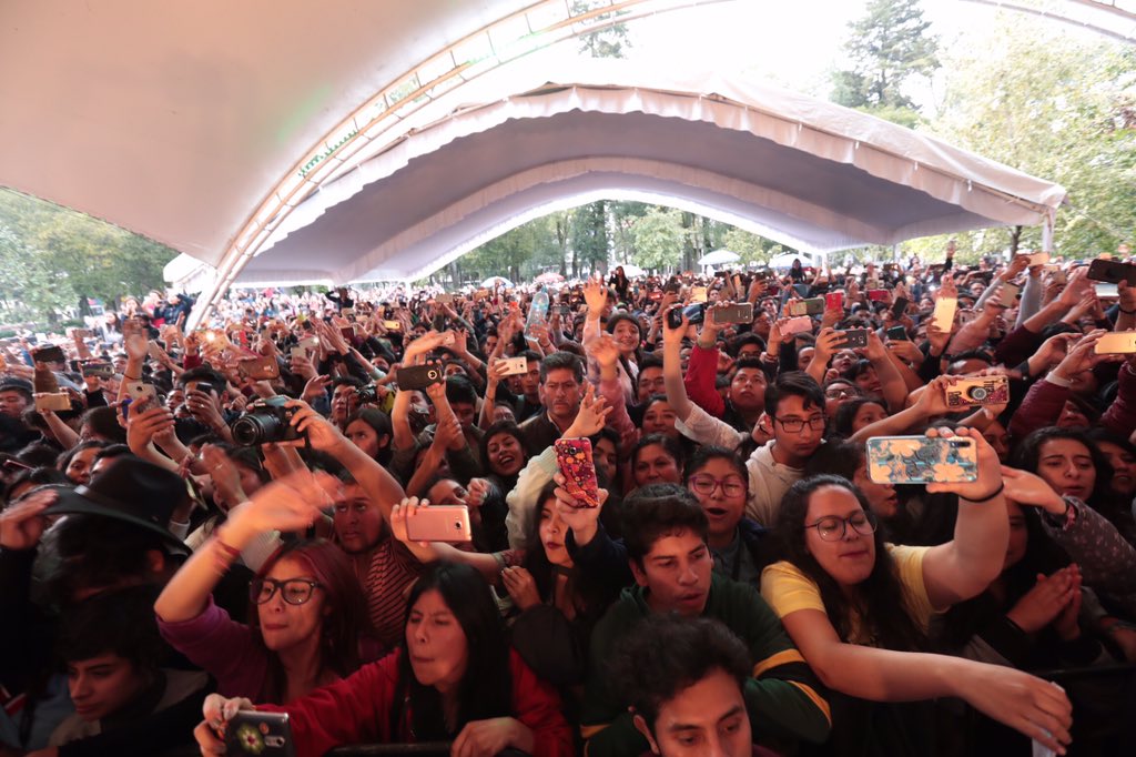 Filem_Mx's tweet photo. Con la gran alegría y energía de @elcaloncho cerramos esta #Filem2018 ante miles de personas que cantaron y bailaron en la Alameda de Toluca. #LibroVivo https://t.co/nwAlscs5oG