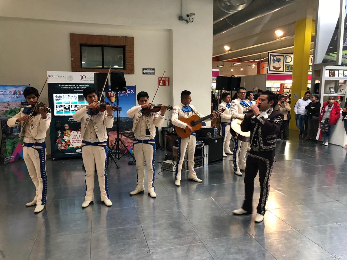Filem_Mx's tweet photo. El Mariachi Universitario nos deleita con música en este último día de feria.
Este es un agradecimiento para los expositores que participaron con nosotros durante la #Filem2018. #LibroVivo https://t.co/OVGRb0rAiP