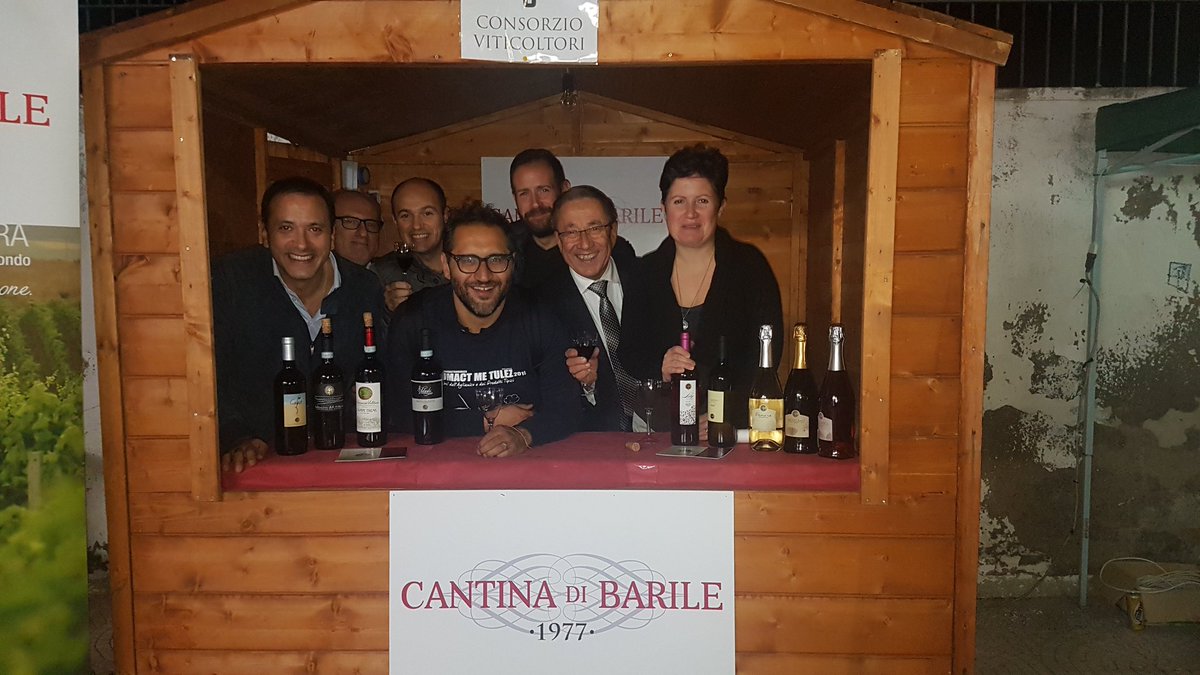 roccofranciosa's tweet photo. Semplicemente GRAZIE a tutti!
๐๐๐
In particolare a Peppone Calabrese ๐
A #tumact2019 @prolocobarile
ใTumact Me Tulez - Festival dell'Aglianico del Vulture e dei prodotti tipiciใ
๐ท๐๐บ๐
#dilusso #tumact2018 https://t.co/LqLpDLKZV2
