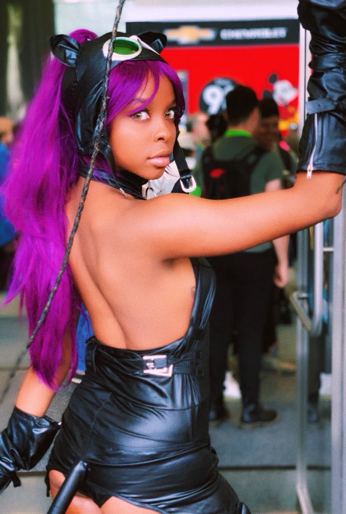 chibith0t's tweet photo. Yoruichi as catwoman, a concept 

my cosplay yesterday at #NYCC #NYCC18 https://t.co/v150XB3ehc