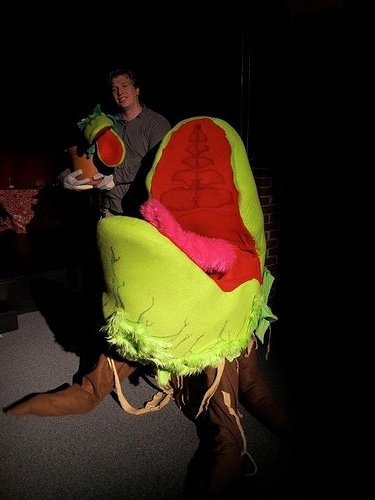 doggy_thing's tweet photo. ミュージカルLittle Shop of HorrorsのAudrey 2のパペット色々。シナリオの中で成長していくにつれ、パペットも巨大な物へと変わっていく。これは第三段階のPod 3で、着ぐるみの中の人の手が舌になっていてフェチい。#わかりにくい着ぐるみ #パペットフェチ #ObscuredHumanForm https://t.co/t3UiO29sQU