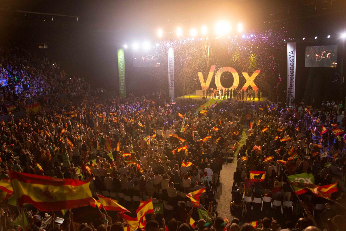 Santi_ABASCAL's tweet photo. Y al fin la #EspañaViva conquistó VISTALEGRE (Madrid) 7 de octubre de 2018. Multitudinario acto de VOX.  Miles abarrotaron el coso y miles se quedaron a las puertas. #VOX 🇪🇸 https://t.co/i0pFBTUpeg