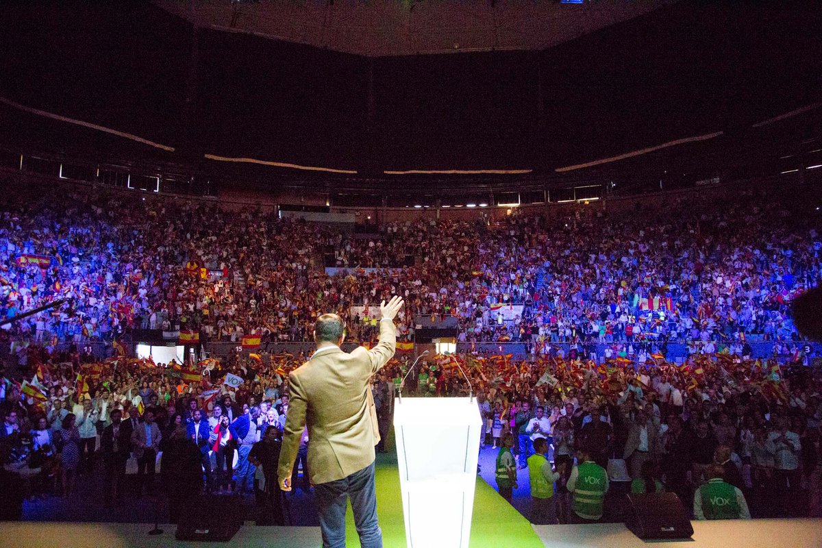 Santi_ABASCAL's tweet photo. Y al fin la #EspañaViva conquistó VISTALEGRE (Madrid) 7 de octubre de 2018. Multitudinario acto de VOX.  Miles abarrotaron el coso y miles se quedaron a las puertas. #VOX 🇪🇸 https://t.co/i0pFBTUpeg