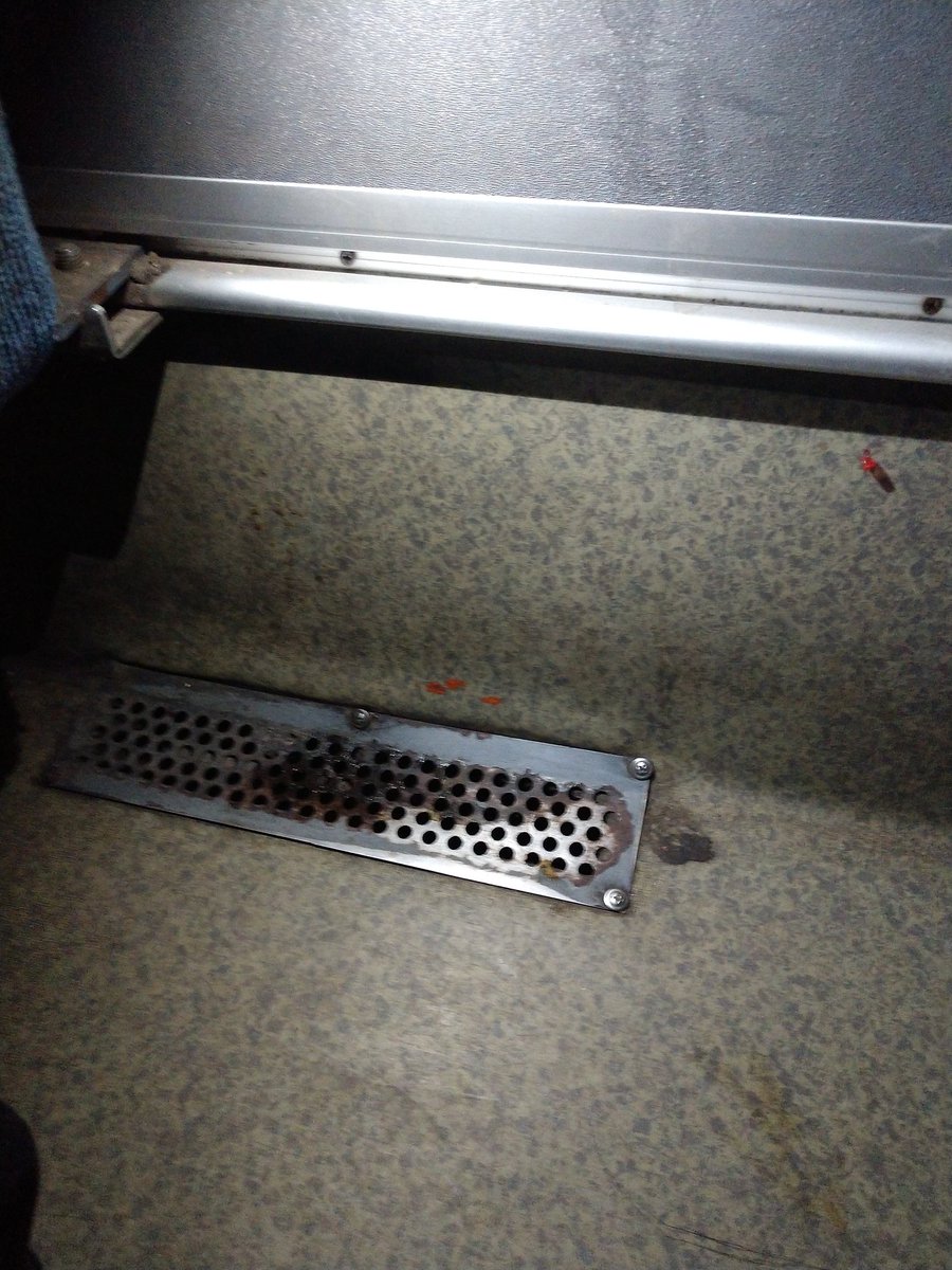 elhuitron_'s tweet photo. #EnDomingoConfiesoQue @tuADO se mamó con el servicio. Una hora y media de retraso para al final habilitar un autobús del sexenio de @VicenteFoxQue. Viejísimo. #MalADO Pésimo servicio. https://t.co/5e6RT59wy2