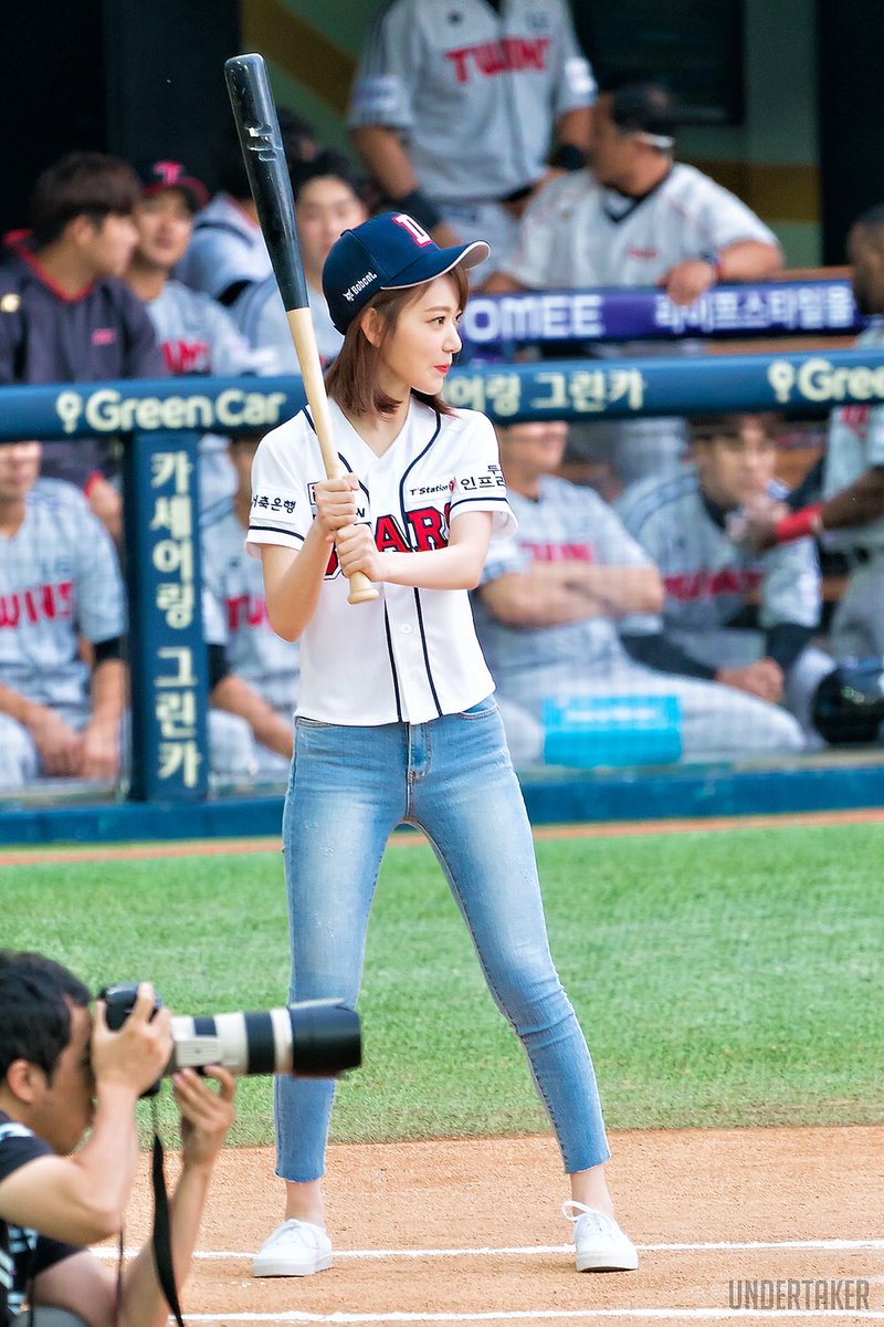 THANOS_ONE's tweet photo. IZONE X DOOSAN BEARS
아이즈원( アイズワン )두산베어스 시구 및 단상 공연
#미야와키사쿠라 #안유진 #아이즈원 #시구 #사쿠라 #アイズワン #IZONE #두산베어스 #DOOSAN #내가찍음 #야구장 #basebell #공연 #宮脇咲良 #MIYAWAKISAKURA https://t.co/e67U2mg0UC