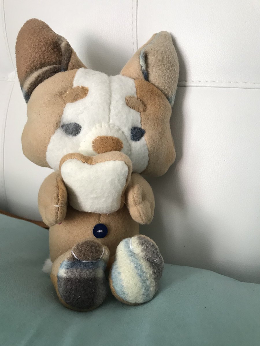 MADSHYARTS's tweet photo. Earlier today I finished  a corgi pibble #buttonpup fluff bum! He will be looking for a home at ASE.  He comes with his favorite slice of bread 🍞 plush . Teehee #madshyarts https://t.co/85C4WsYqvx