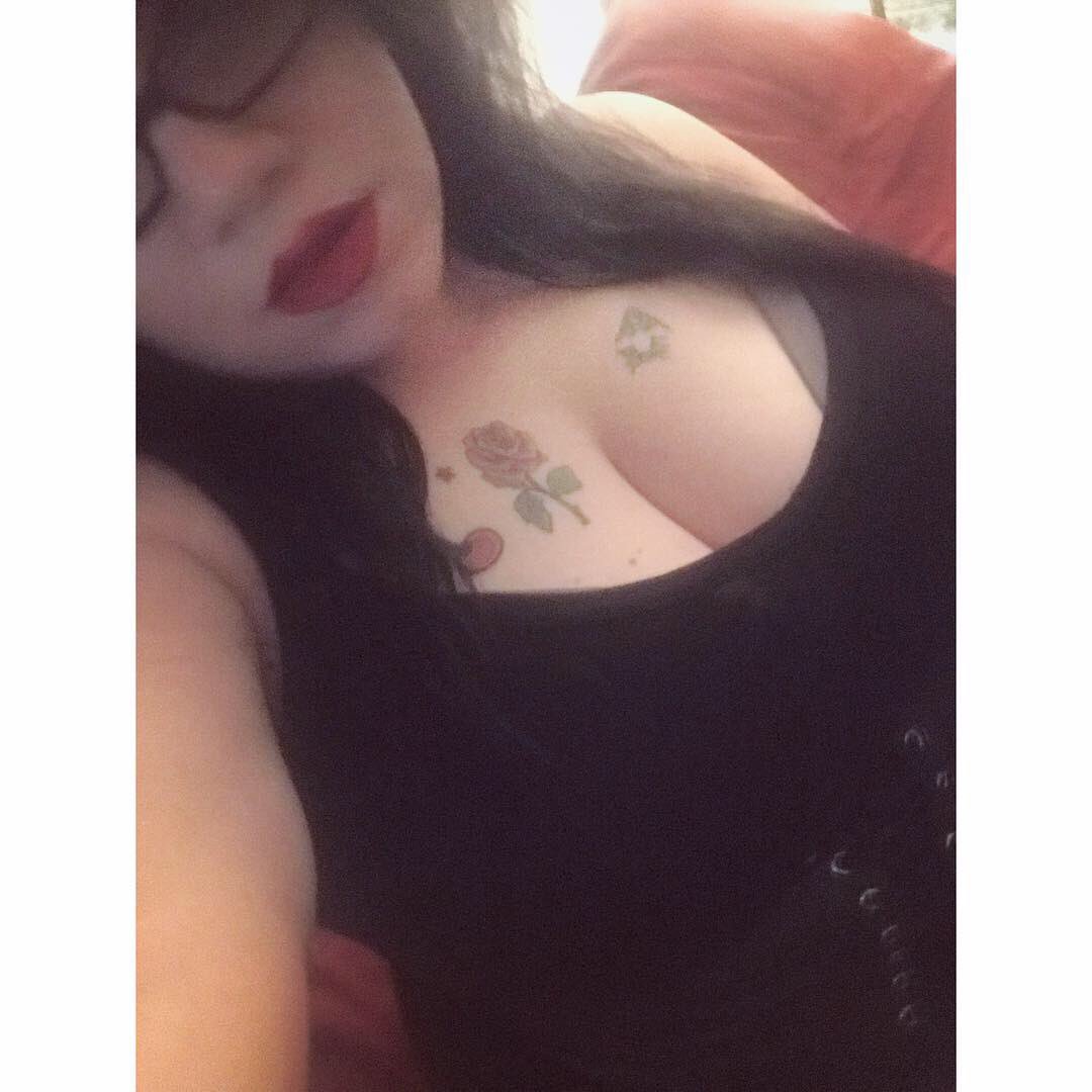 misssnowwhitexx's tweet photo. Gothick. πΉπ‘β€οΈ #gothgirls #gothic #goththicc #goththick https://t.co/mKW4PiHbhv