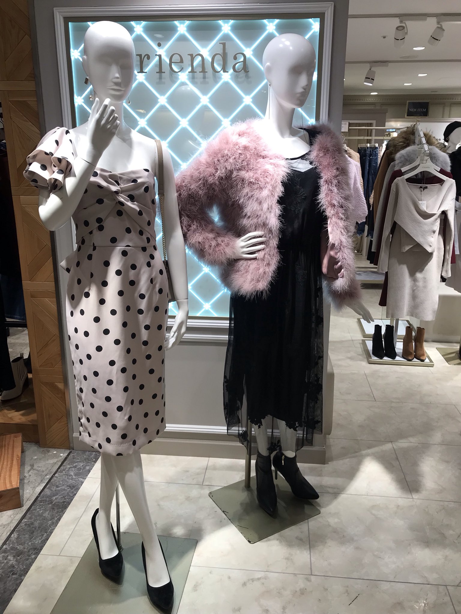 Twitter 上的 ルミネ横浜 4f リエンダ ドットのワンピースは リエンダのドレスラインのアイテム 女性らしいデザインが目を引くこと間違いなしです ファーのアウターも 今季のイチオシアイテム ピンクのファーで 周りと差をつけてみてはいかがでしょうか