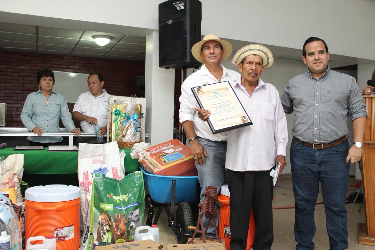 quiquecarles's tweet photo. Esta semana compartí con los médicos veterinarios en el Congreso de Medicina Veterinaria. También participé en la celebración del #DíaDelProductor en MIDA Veraguas y acompañé a nuestros amigos del @micipanama en #Conexport2018 #PanamáProduce https://t.co/hgFlltgD8r