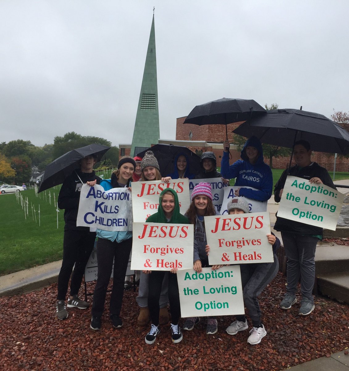 DCHS_SFL's tweet photo. The rain had nothing on these fantastic DCHS students! Another successful Life Chain in the books!! St. Gianna, pray for us 🙏 ⁦@DCHSMaroons⁩ ⁦@MaroonCrew⁩ ⁦@DMDiocese⁩ https://t.co/nEDIvcWxzy