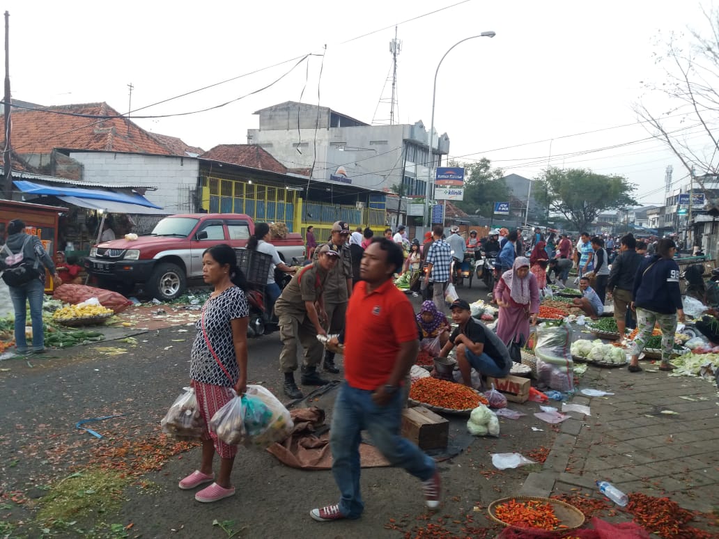 satpolpptngkota's tweet photo. Menertibkan para pedagang di sekitaran pasar anyar.
@Kota_Tangerang  #TangerangLIVE #TangerangAYO https://t.co/tgJPp0Sl4Y
