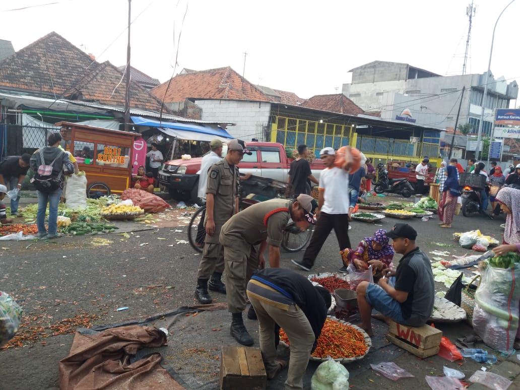 satpolpptngkota's tweet photo. Menertibkan para pedagang di sekitaran pasar anyar.
@Kota_Tangerang  #TangerangLIVE #TangerangAYO https://t.co/tgJPp0Sl4Y