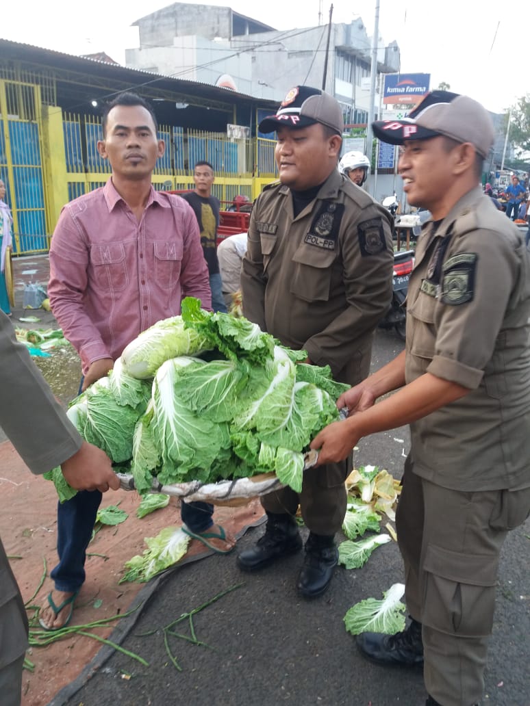 satpolpptngkota's tweet photo. Menertibkan para pedagang di sekitaran pasar anyar.
@Kota_Tangerang  #TangerangLIVE #TangerangAYO https://t.co/tgJPp0Sl4Y