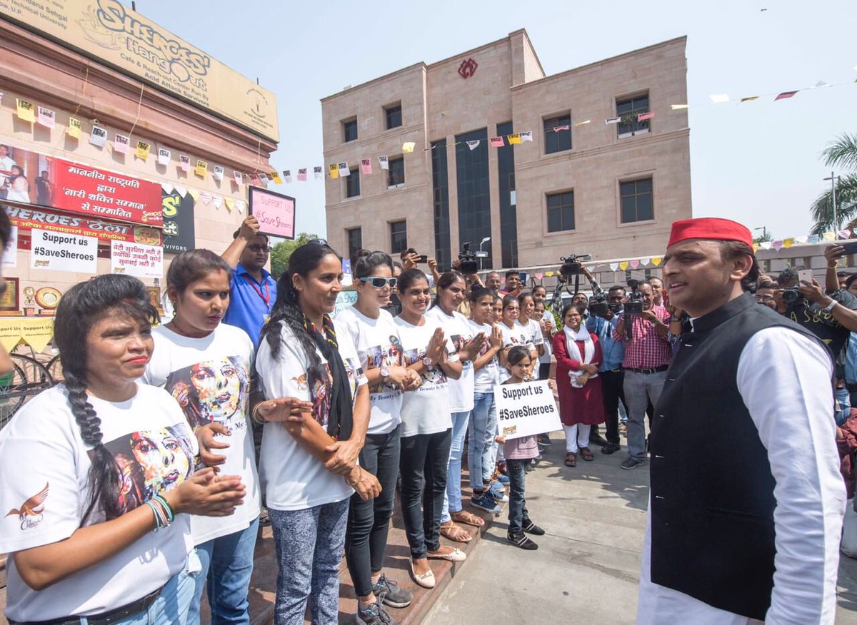 yadavakhilesh's tweet photo. एसिड अटैक की पीड़िताओं की जीविका का साधन बने Sheroes Cafe को प्रदेश सरकार ने बंद करवाकर दर्शा दिया है कि भाजपा सरकार कितनी संवेदनहीन है. ये है इनका महिला सशक्तीकरण. भाजपा लोगों को रोज़गार तो दे नहीं पा रही है और जिनके पास दो पैसे कमाने का ज़रिया है, उनसे भी छीन रही है. शर्मनाक! https://t.co/wQNstFowNs