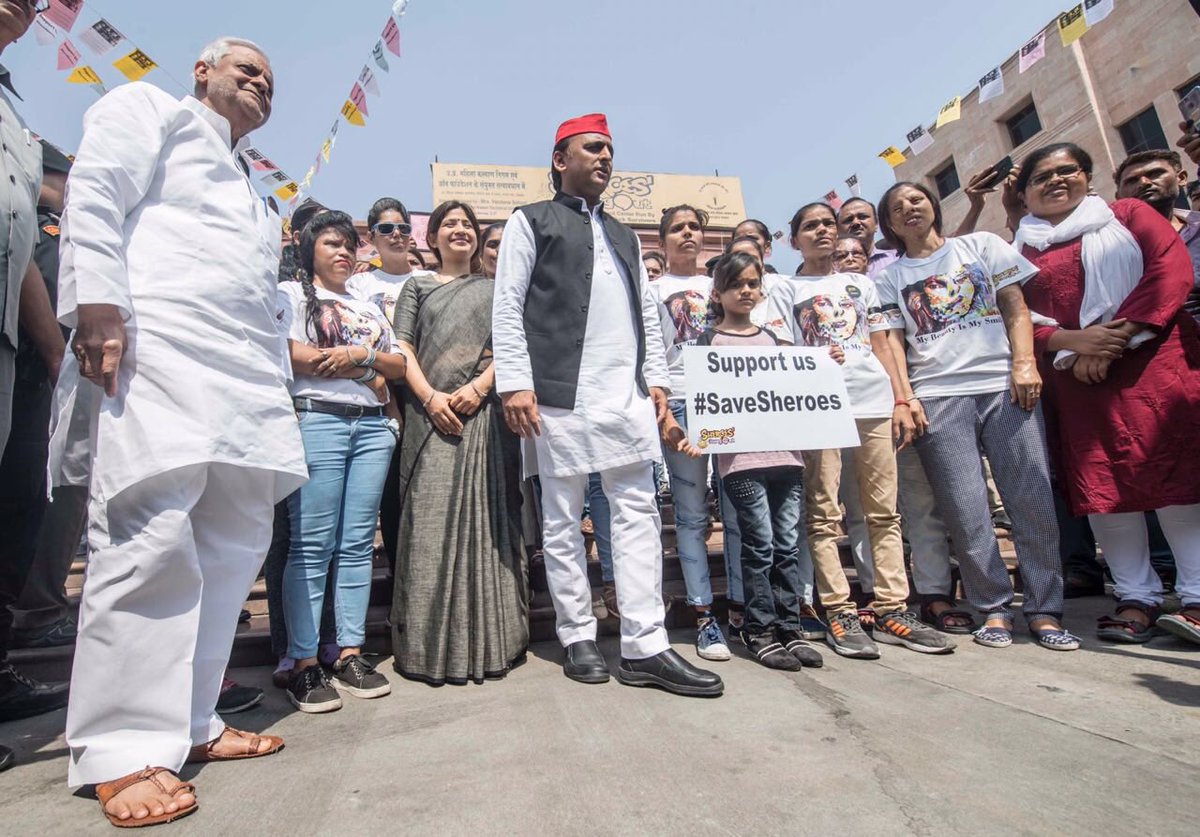 yadavakhilesh's tweet photo. एसिड अटैक की पीड़िताओं की जीविका का साधन बने Sheroes Cafe को प्रदेश सरकार ने बंद करवाकर दर्शा दिया है कि भाजपा सरकार कितनी संवेदनहीन है. ये है इनका महिला सशक्तीकरण. भाजपा लोगों को रोज़गार तो दे नहीं पा रही है और जिनके पास दो पैसे कमाने का ज़रिया है, उनसे भी छीन रही है. शर्मनाक! https://t.co/wQNstFowNs