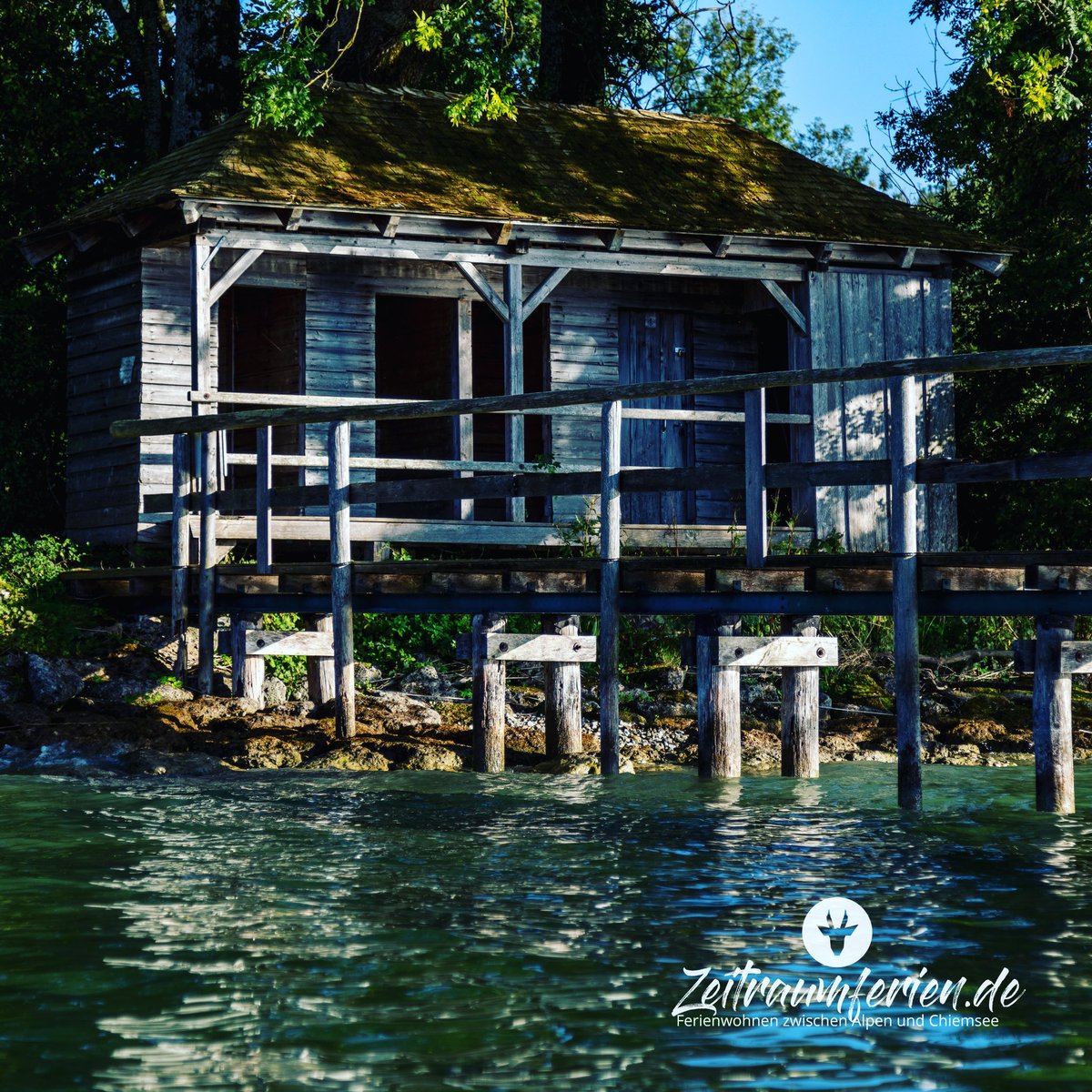 Steg mit Hütte, idyllisch gelegen direkt dem der #boje5 an der Südspitze der Herreninsel 🐏 #chiemsee #urlaubamchiemsee #urlaubsarchitektur #herrenchiemsee #urlaubinbayern #zeitraumferien #ferienwohnung
