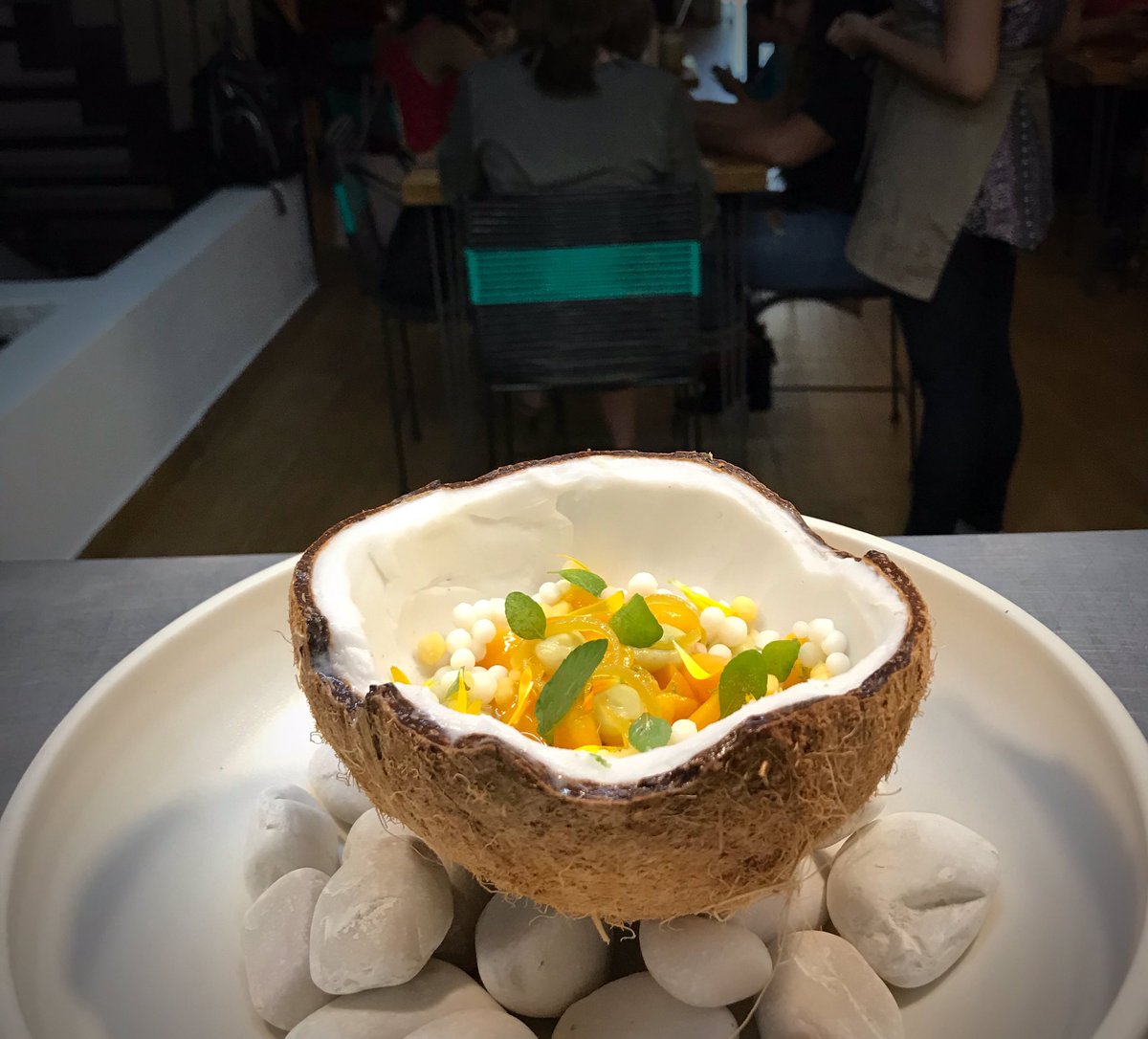 COCONUT 🥥

Shots de yuzu, mango, menta, gel de maracuyá y sorbete de coco (simulando la pulpa)