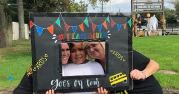 34 amazing teachers, 2 administrators, and 2 police officers from <a href="/SBSDXRDS/">Crossroads MS</a> spent their Sunday afternoon visiting students and families in #teamsouth neighborhoods. #ConnectXRDS #ProudOfOurPublicSchools