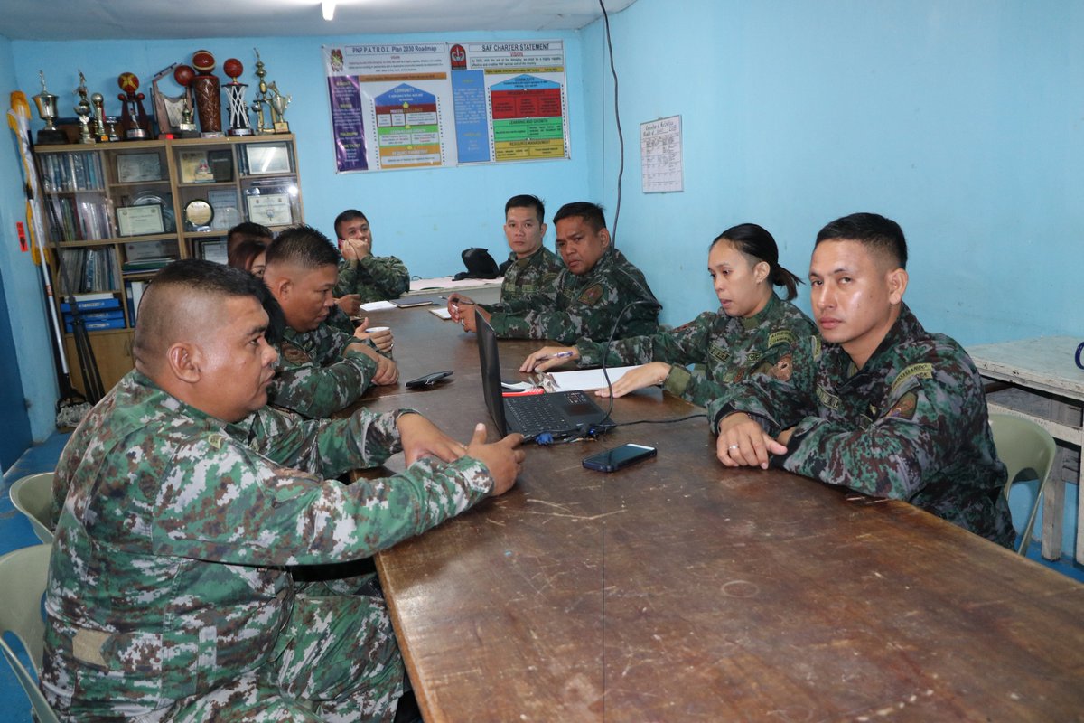 AirUnitSAF's tweet photo. Personnel of Air Unit led by PSUPT VINCENT CRIS B BANGWA, Asst. Chief, Air Unit conducted Monthly Operations Review (MOR) at Air Unit Conference Room on October 4, 2018 from 8:00 AM to 10:00 AM. https://t.co/KItYCVBP05